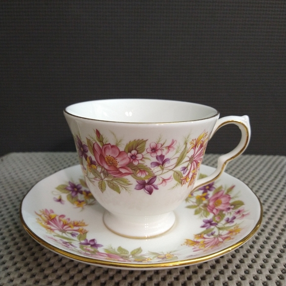 Vintage Colclough Bone China Cup And Saucer, Creamer, Sugar Bowl Mad in England - Picture 3 of 13